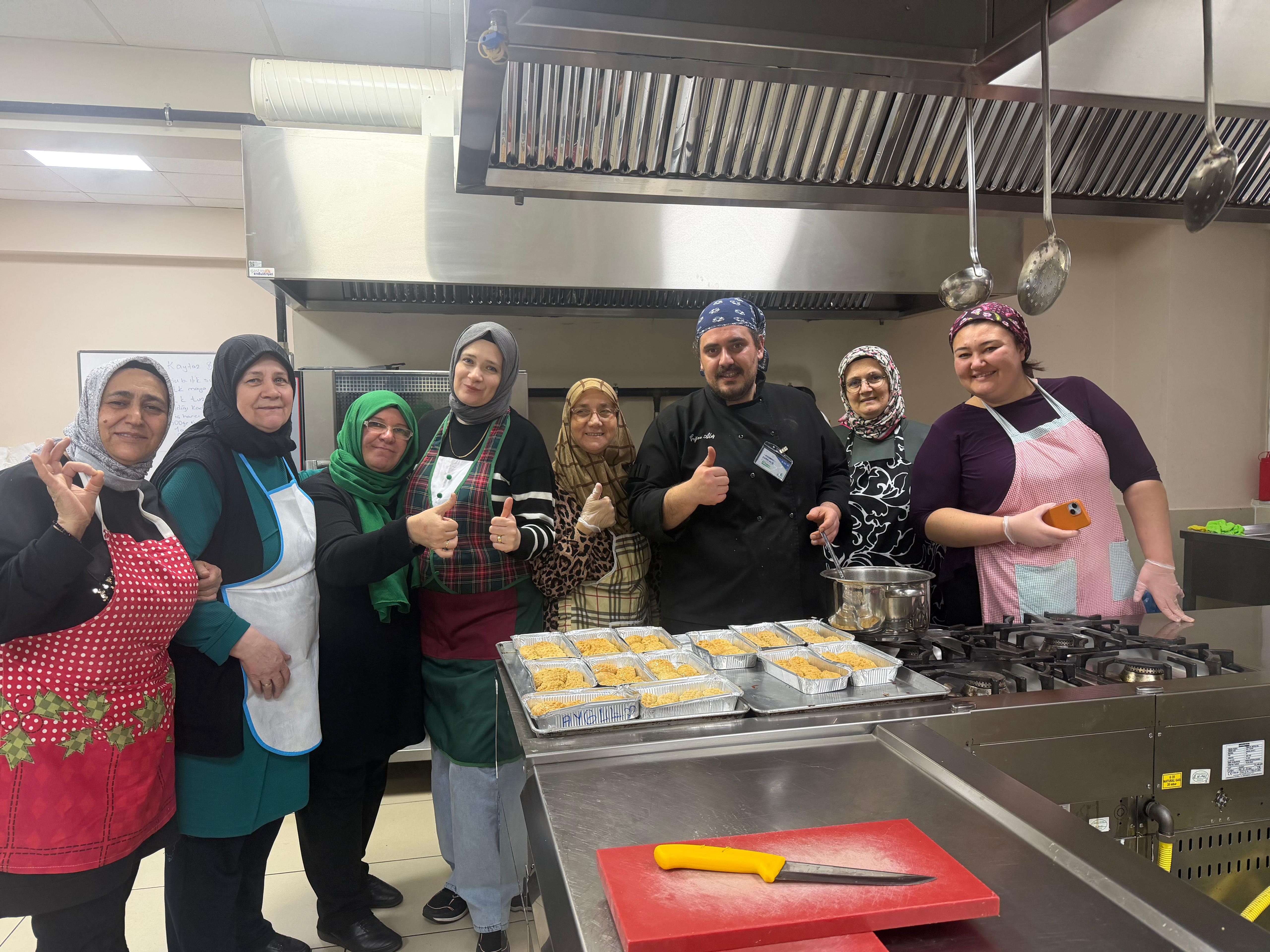 KADIN ÜYELERİMİZ YEMEK ATÖLYESİNDE HEM EĞLENDİ HEM ÖĞRENDİ